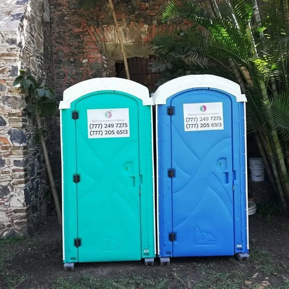 Dos sanitarios portátiles para renta, en tonos turquesa y azul