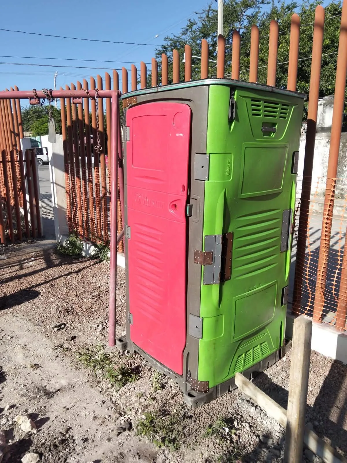 Sanitario portátil instalado junto a zona de construcción